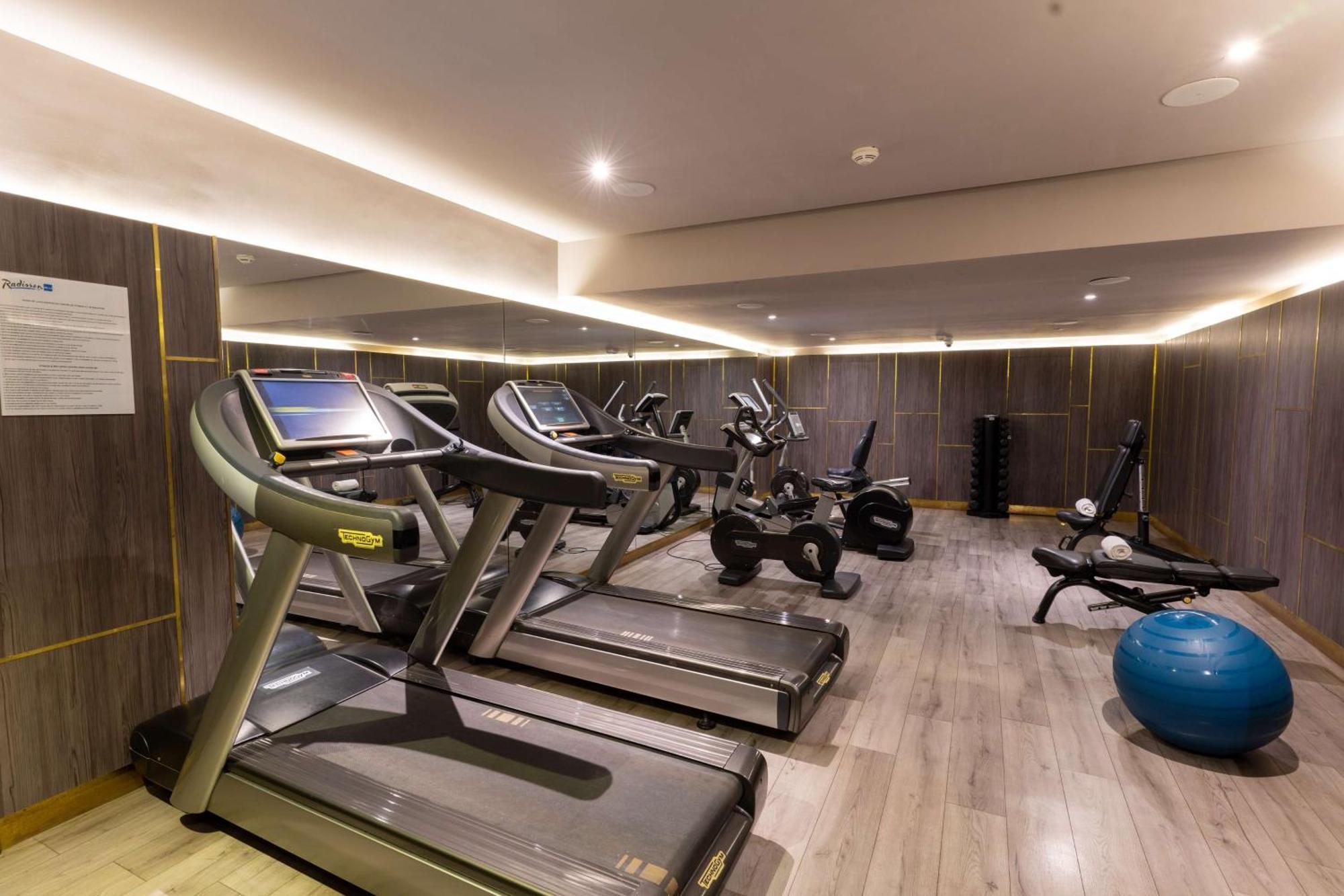 Radisson Blu Hotel Casablanca City Center Exteriér fotografie The gym at the hotel