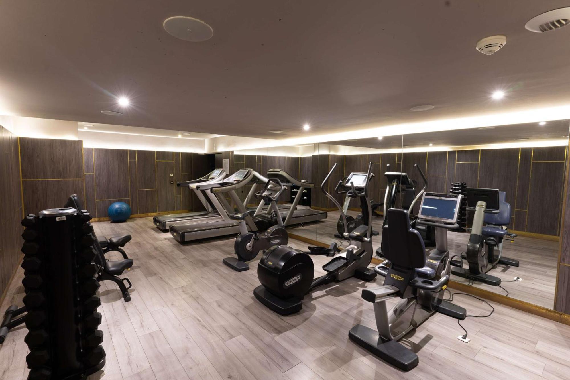 Radisson Blu Hotel Casablanca City Center Exteriér fotografie The gym at the hotel