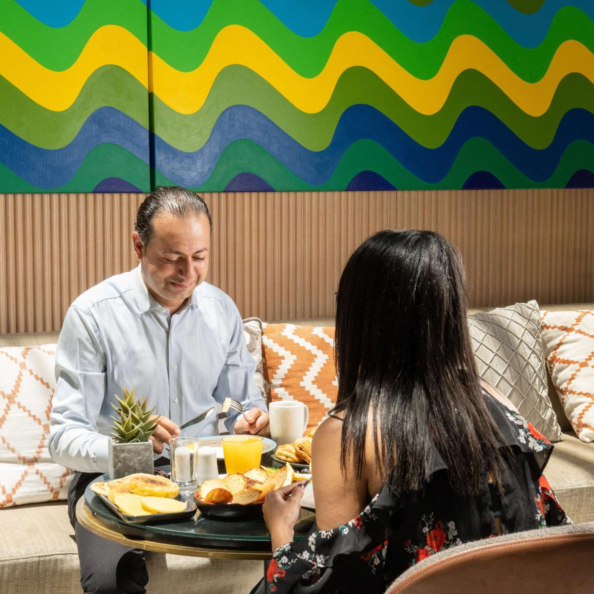 Radisson Blu Hotel Casablanca City Center Exteriér fotografie A man and a woman eating together