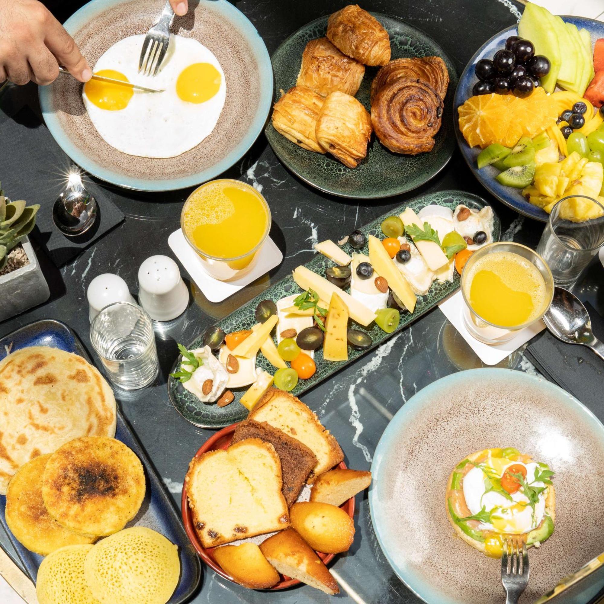 Radisson Blu Hotel Casablanca City Center Exteriér fotografie Greek breakfast