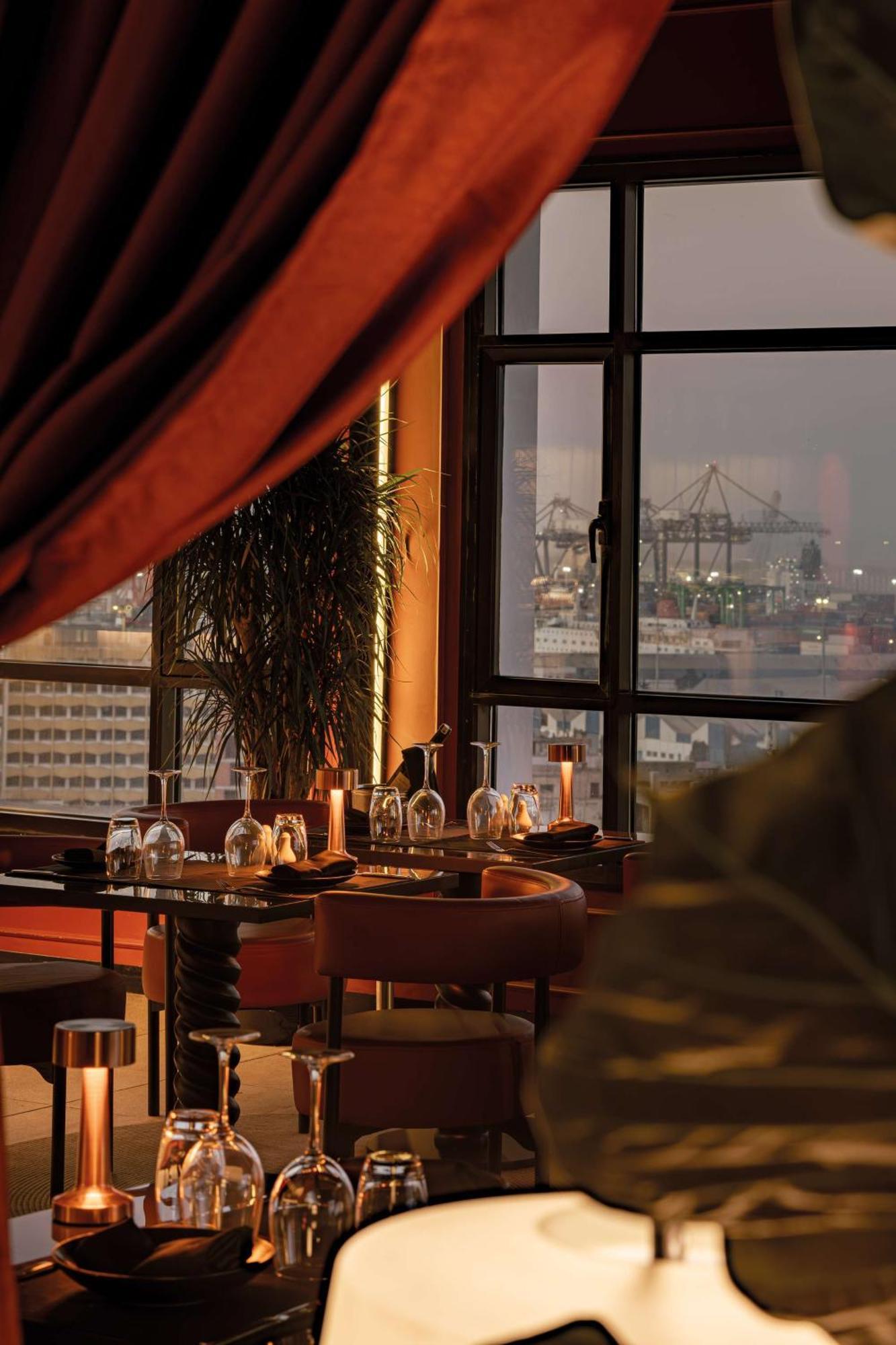 Radisson Blu Hotel Casablanca City Center Exteriér fotografie The view from the bar