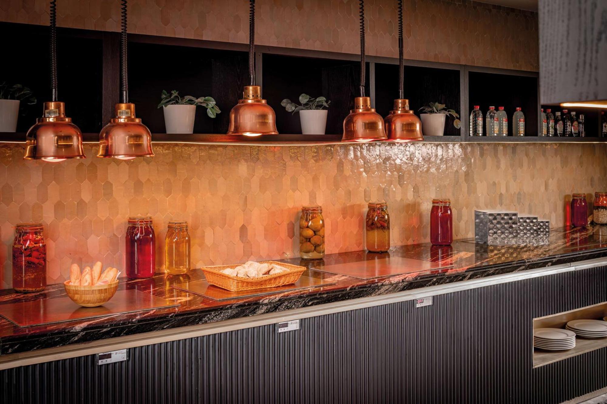 Radisson Blu Hotel Casablanca City Center Exteriér fotografie A copper countertop